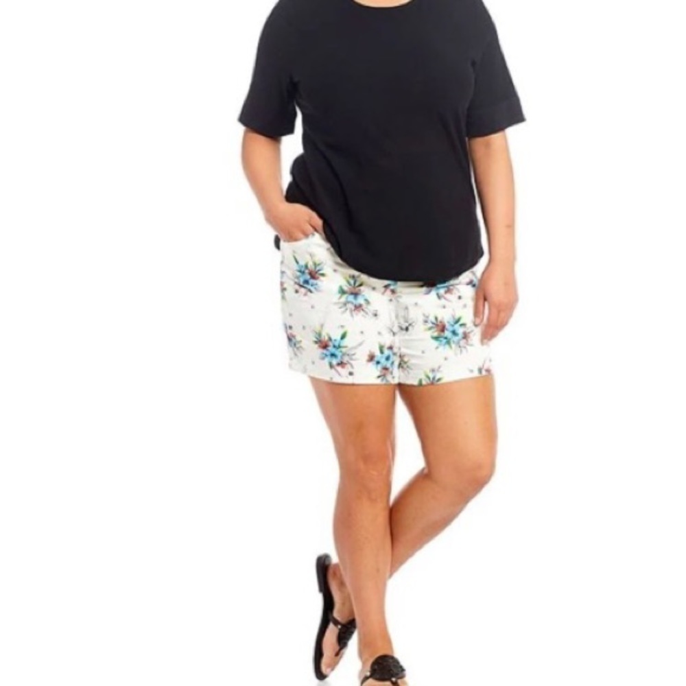 NWT-WESTBOUND WOMAN-WHITE FLIRAL SHORTS-SIZE 20W